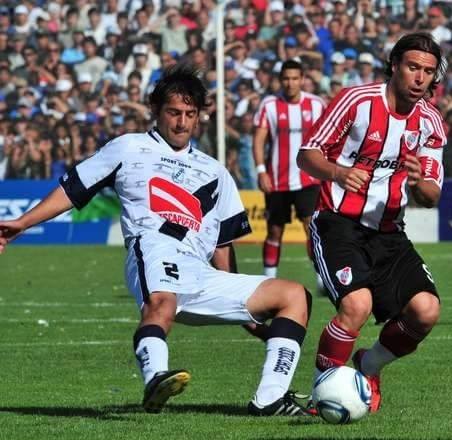 Sự nghiệp cầu thủ chuyên nghiệp của Gustavo Caamano